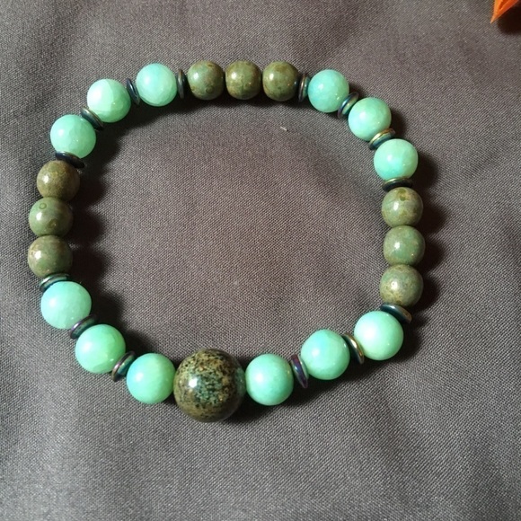 Handmade Green and teal stretch beaded bracelet - Picture 2 of 3